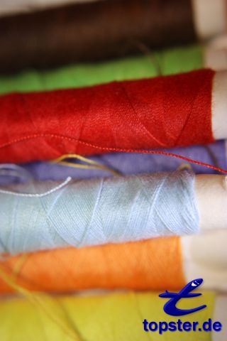 Красочные швейные нитки