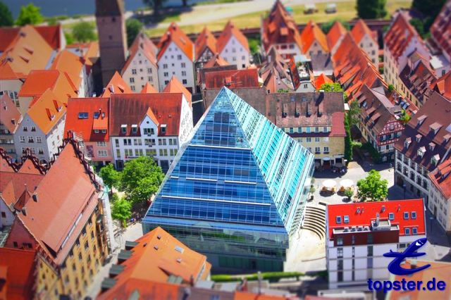 Стеклянная пирамида