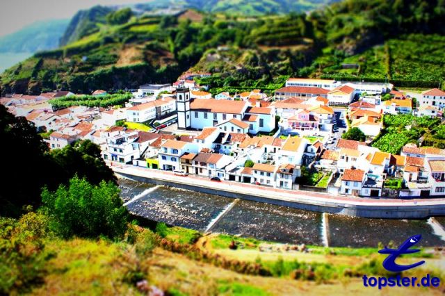 Небольшой городок на берегу реки